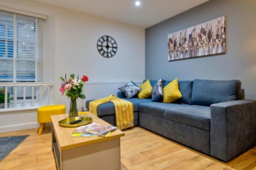 Central Stamford Retreat - Stylish 2-Bed Apartment & Parking